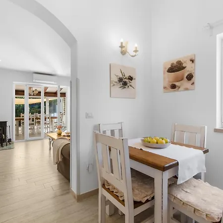 Kastelir Villa